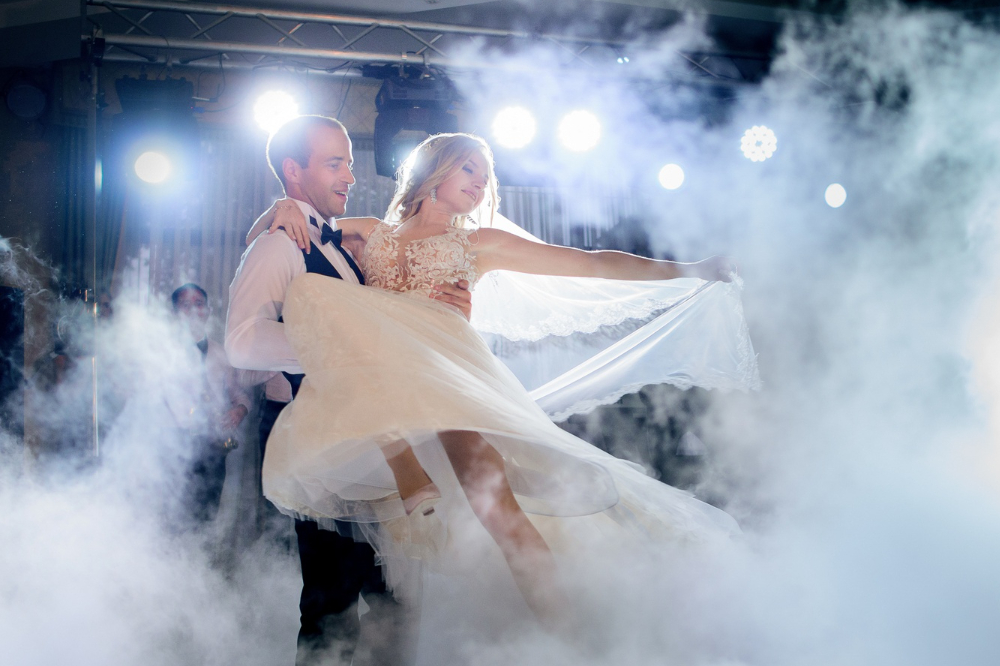 Jak wybrać piosenkę na pierwszy taniec, która poruszy serca gości?